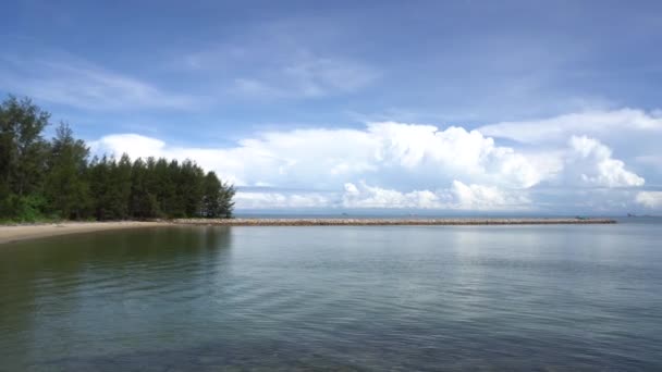 Una Amplia Vista Playa Tropical Con Cielo Azul Árboles — Vídeo de stock