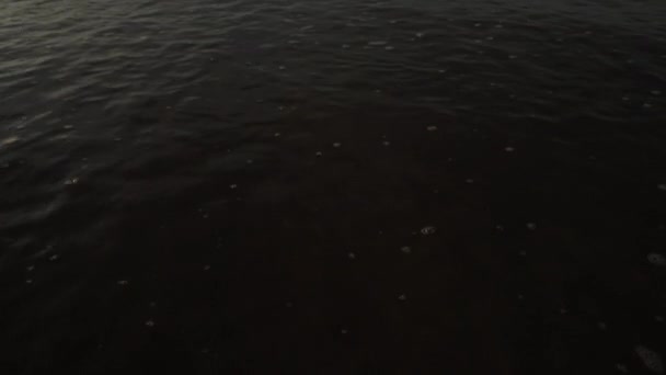 落日时水平线上的岸外石油和钻井平台 海上生产过程的建造 — 图库视频影像