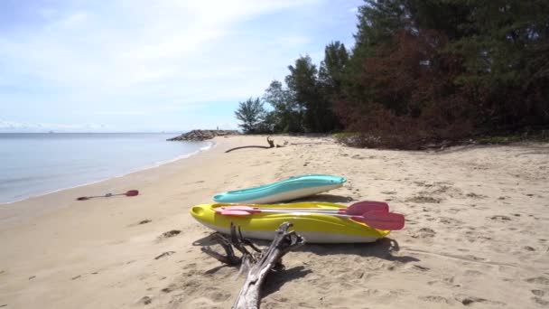 Havskajak Vid Den Ensamma Sandstranden Aktiv Vattensport Och Fritid Kajakpaddling — Stockvideo