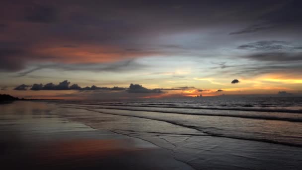 Όμορφο Ηλιοβασίλεμα Στην Τροπική Παραλία — Αρχείο Βίντεο