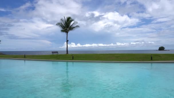 Yüzme Havuzu Mavi Gökyüzü Arka Planda Deniz Manzarası Tropik Manzaralı — Stok video