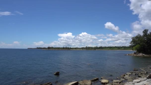 Una Amplia Vista Playa Tropical Con Cielo Azul Árboles — Vídeo de stock