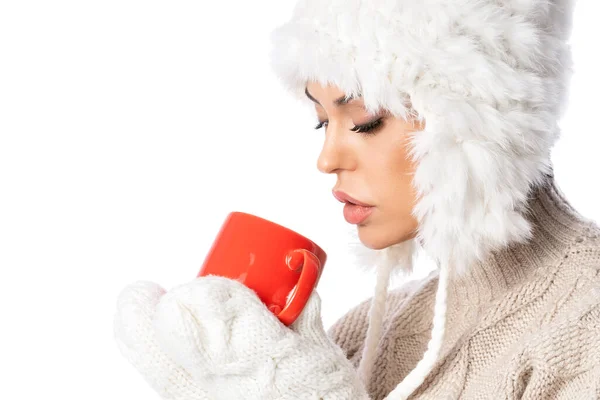 Pretty Girl Mit Weißem Winterhut Hält Eine Rote Tasse Mit — Stockfoto