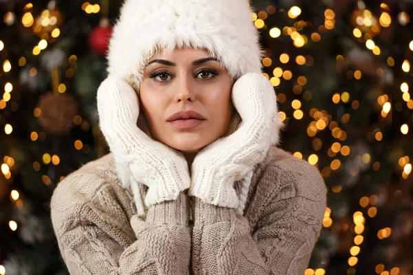 Jovem Mulher Roupas Inverno Sobre Luzes Fundo Temporada Natal Feriados — Fotografia de Stock