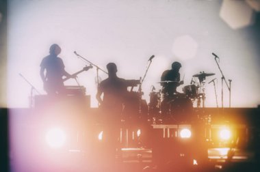 Müzik rock grubu konser üzerinde arka plan bulanık silüeti 