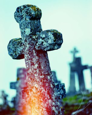 Sonbahar sezonu mezarlığı gökyüzü, arka plan üzerinde üzerinde eski korkunç taş çapraz