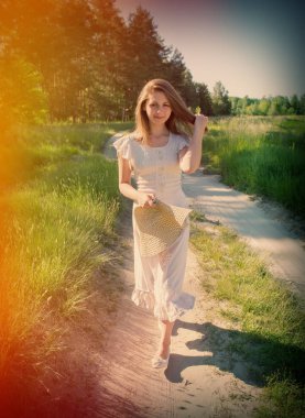 elinde şapka ile güzel kız ormanın zemine karşı olduğunu