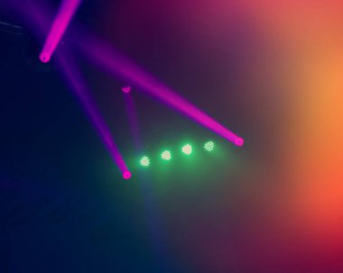 arka plan bulanık, konser sahne aydınlatan projektör