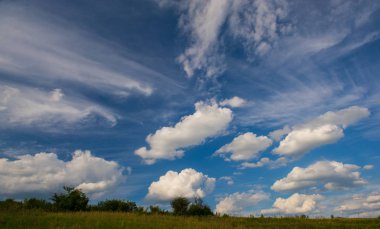 bahar bulutlar ve yeşil alan, kırsal manzara