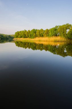 bahar kırsal manzara, nehir alan ve bulutlar