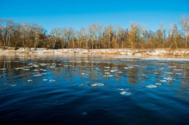 kış manzara nehir ve buz kırsal alanlarda