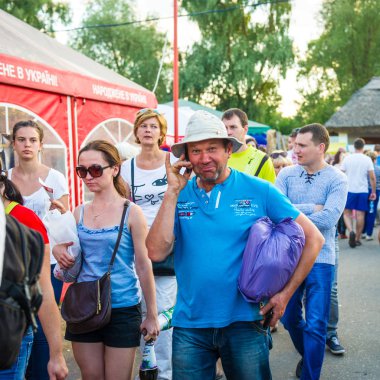 Veliki Sorochintsi, Ukrayna - 22 Ağustos, 2015: Ulusal Sorochintsy Fuarı-ulusal ölçekli, sanayi ve Tarım Fuarı. Duygusal ziyaretçi.