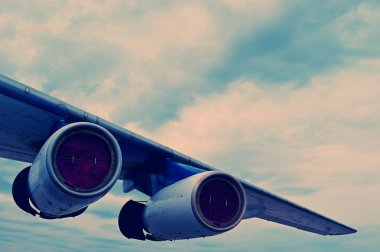 türbin kanat bir uçağın gökyüzüne karşı