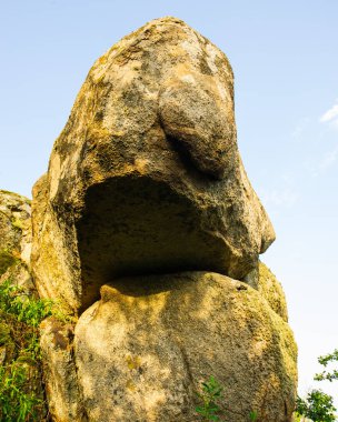 Gökyüzüne karşı eski taş bloklar