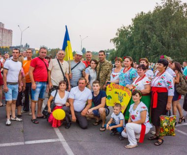 Kryvyi Rih, Ukrayna - 3 Eylül, 2015: anti-terör işlem, geri seferberlik 17 zırhlı tugay'nın askerleri. Akrabalar ve arkadaşlar ile bir asker fotoğrafı.