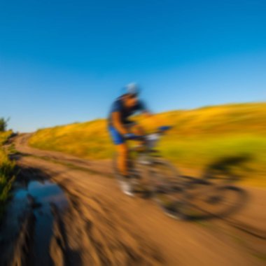 arka plan bisikletçi sürmek zor arazi üzerinde yarış bulanık,