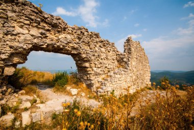 Ukrayna, Crimea - Ağustos 22,08. 2008: Mangup Kale (kale kale anlamına gelir) olduğunu Crimea'da, yaklaşık 9 mil bir plato üzerinde yer alan tarihi bir Kalesi Sevastopol doğusunda son.