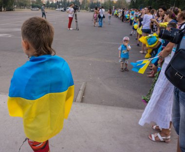 Kryvyi Rih, Ukrayna - 3 Eylül, 2015: anti-terör işlem, geri seferberlik 17 zırhlı tugay'nın askerleri. Genç adam bayrak ve insanlarla bekliyoruz.