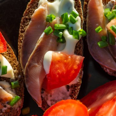 sandviç bir plaka üzerinde kırmızı balık, yaz aylarında köy ile