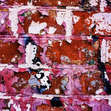 eski yıpranmış boyalı sıva tuğla duvar çöktü