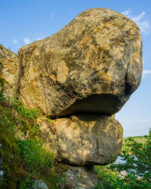 Gökyüzüne karşı eski taş bloklar