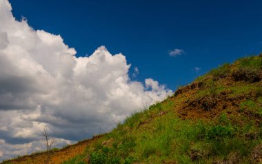 bulutlar ile yeşil tepeler bahar mevsimi manzara.