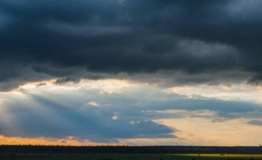 bahar sezonu akşam gökyüzünde bulutlar