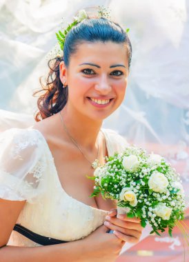 parkta çok güzel bir genç gelin portresi. Yaz sezonu