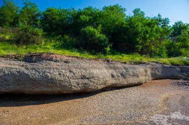 Göl güneşli bir granit taş