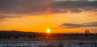 Günbatımı kırsal bir çayır üzerinde kış sezonu