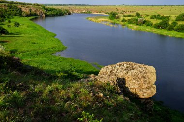 kırsal granit kayalar Ingul nehrinde manzara
