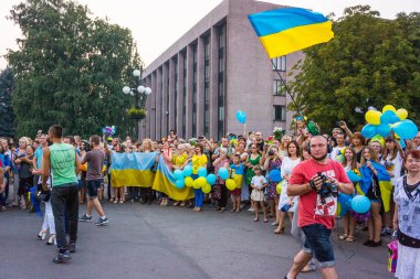 Kryvyi Rih, Ukrayna - 3 Eylül, 2015: anti-terör işlem, geri seferberlik 17 zırhlı tugay'nın askerleri. Kasaba halkı ve yakınları bekliyoruz.