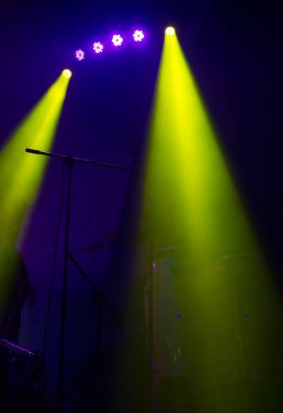 arka plan bulanık, konser sahne aydınlatan projektör