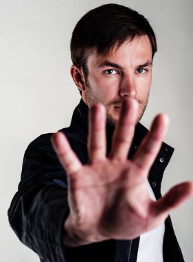 ciddi adam bir uyarı jest yapma