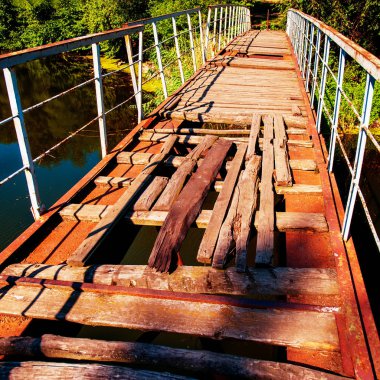 kırsal kesimde bir nehir üzerinde eski yıkık köprü
