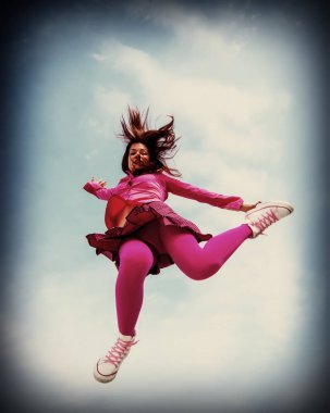 Kız gökyüzü arka plan üzerine atladı