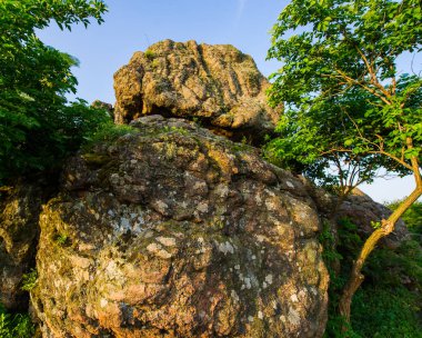 Gökyüzüne karşı eski taş bloklar