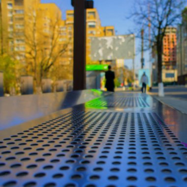 arka plan bulanık, otobüs duraklarında bekleyenler