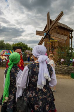 Veliki Sorochintsi, Ukrayna - 21 Ağustos 2015: Ulusal Sorochintsy Fuarı-ulusal ölçekli, sanayi ve Tarım Fuarı. Aktörler Ulusal kostümleri.