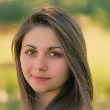 Doğal zemin üzerine onun saçlı bir kız portresi.