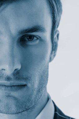 Hafif bir arka plan üzerinde odaklanmış bir işadamı portresi