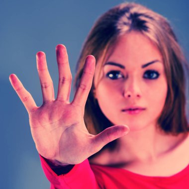 Genç kadın gösterilen durdurmak el hareketi içinde stüdyo