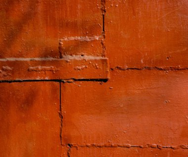 yeni bir kırmızı-kahverengi boya ile lekeleri kaplı sac