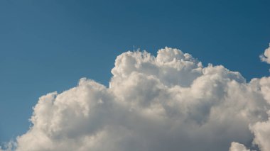 Mavi gökyüzüne karşı beyaz bulutlar