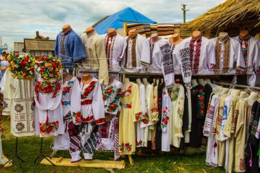Veliki Sorochintsi, Poltava devlet, Ukrayna - 21 Ağustos 2015: Ulusal Sorochintsy Fuarı-ulusal ölçekli, sanayi ve tarım Sergisi, Hatıra Eşyası, ürünler, sunumlar, konserler, festivaller, piyasalar. Ulusal giysiler işlemeli.
