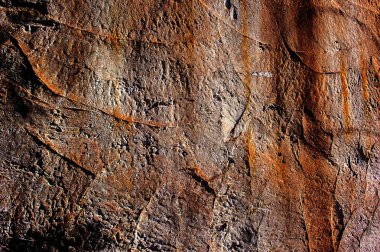 Duvardaki güneş tarafından aydınlatılmış çizim beton sıva yüzeyi