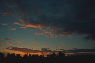 bulanık arka plan manzara orman ve günbatımı bulutlara kırsalında