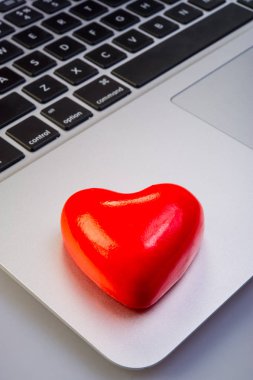 dizüstü bilgisayarda bir kalp Sevgililer yatıyor
