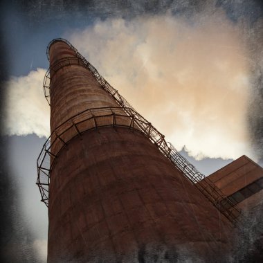 Boru egzoz emisyonları gökyüzü arka plan üzerinde