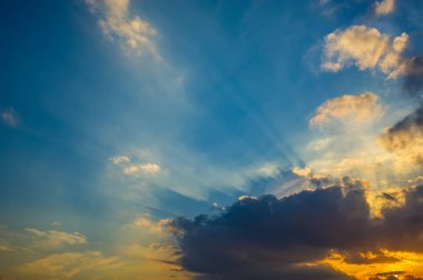 Günbatımı ve akşam gökyüzünde bulutlar